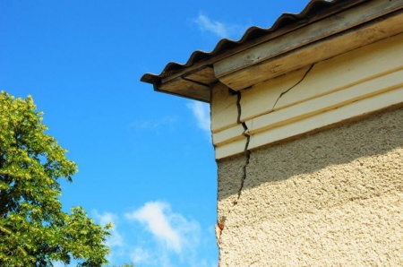 Un vieux mur qui se fissure pr&egrave;s de Vitr&eacute;, faut-il le consolider ou le reconstruire ?